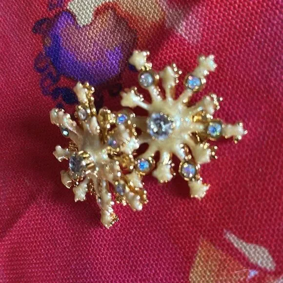 Kirk’s Folly vintage clip on Snowflake and Crystal Rhinestone Earrings - Picture 3 of 3